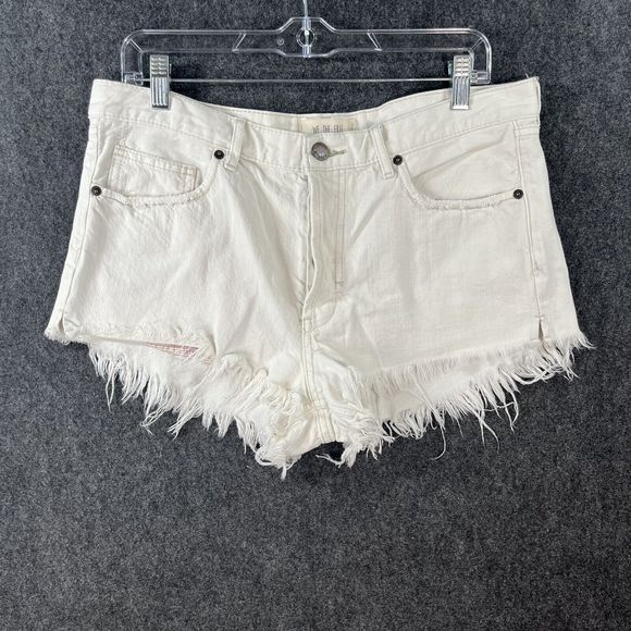 We the FREE PEOPLE Soft WHITE Cut Off JEAN Shorts MID RISE Frayed Denim 30 - Picture 1 of 6